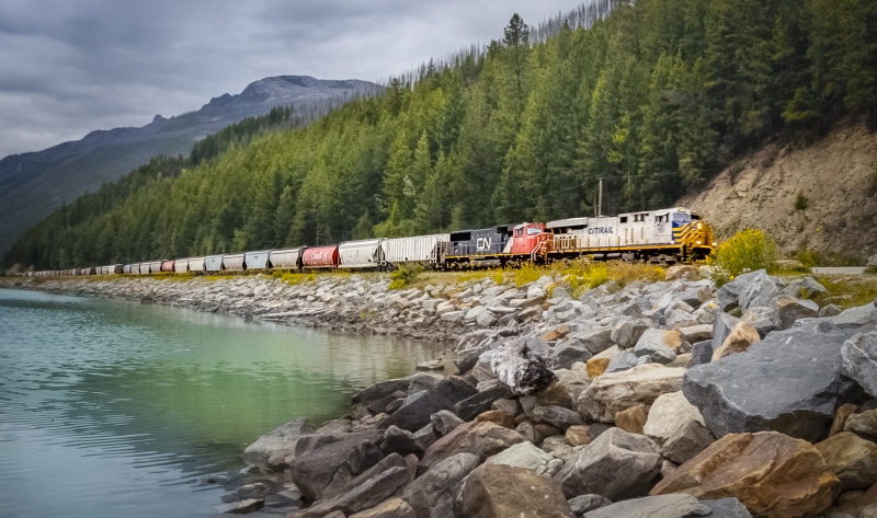 Lago com Trem Canada